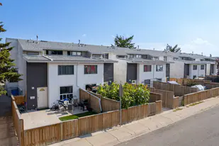 1208 43 St SE in Calgary, AB - Building Photo