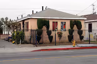10135 S Inglewood Ave in Inglewood, CA - Building Photo