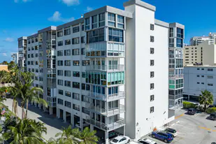 Galen Breakers in Key Biscayne, FL - Building Photo