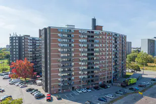 1385 Midland Ave in Toronto, ON - Building Photo