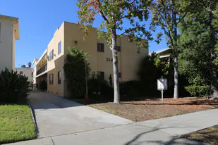 214 E Dryden St in Glendale, CA - Building Photo