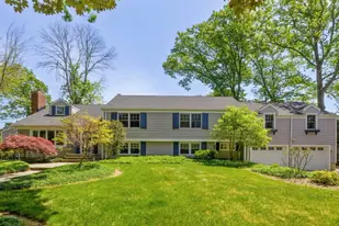 24 Thackeray Dr in Millburn, NJ - Building Photo