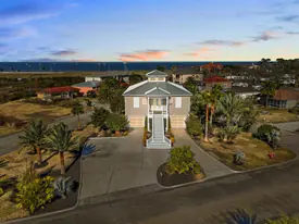2727 E Bayshore Dr in Dickinson, TX - Building Photo