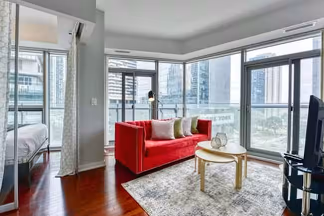 51 Lower Simcoe St