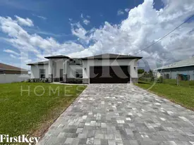 633 NW 28th St in Cape Coral, FL - Building Photo