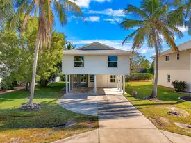 1284 Rainbow Ct in Naples, FL - Building Photo