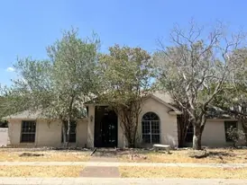 8802 Crossview Loop in Laredo, TX - Building Photo